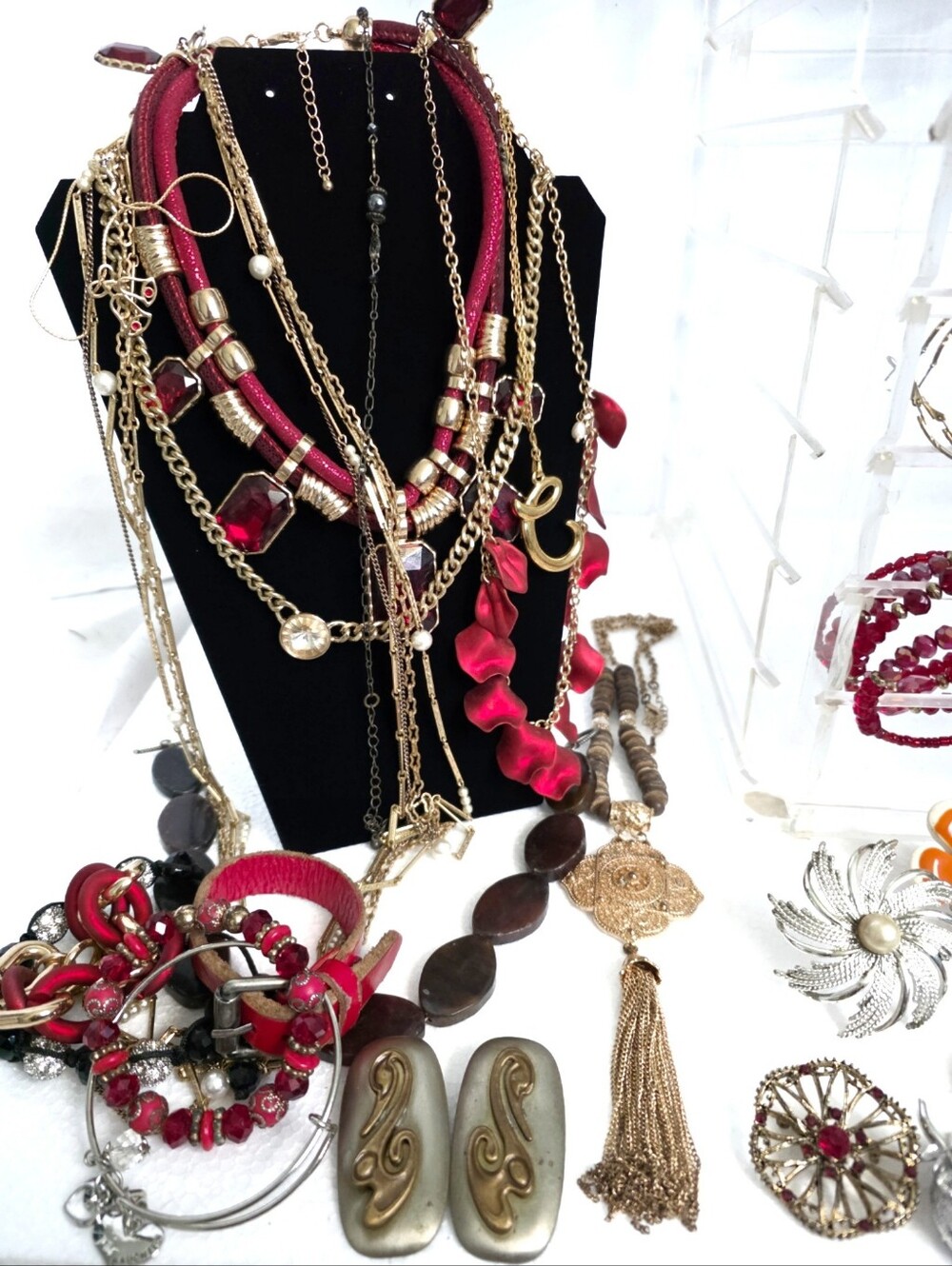 6.75lb Of Jewelry 109 Piece Earrings Bracelets Brooches Necklaces Rings - Picture 7 of 8